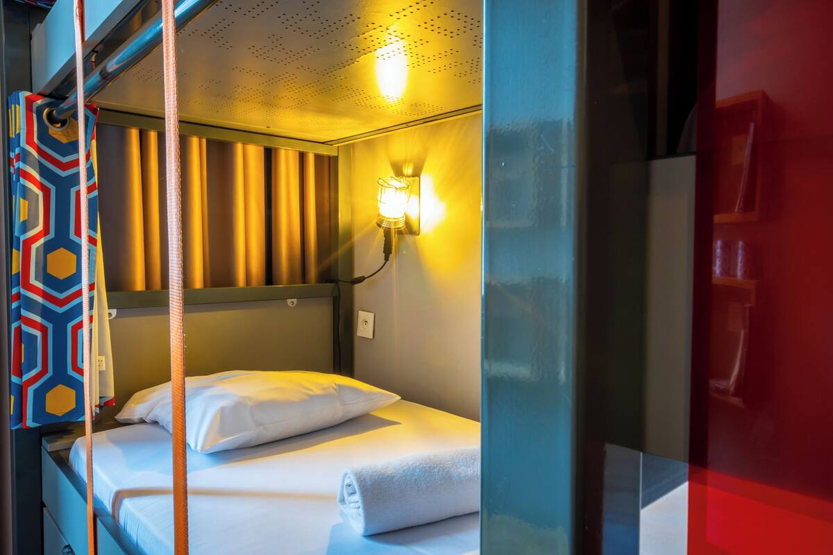 Bed in 6-bed Dorm Men Shared Bathroom | เครื่องนอนระดับพรีเมียม, ผ้าม่านกันแสง, เตารีด/โต๊ ะรีดผ้า, Wi-Fi ฟรี