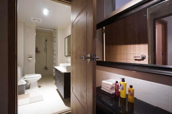 Suite Room | Bad | Dusj, toalettartikler (inkludert), hårføner og håndklær