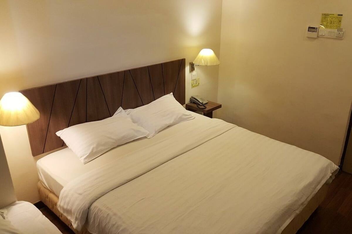 Signature | Desk, iron/ironing board, free WiFi, bed sheets