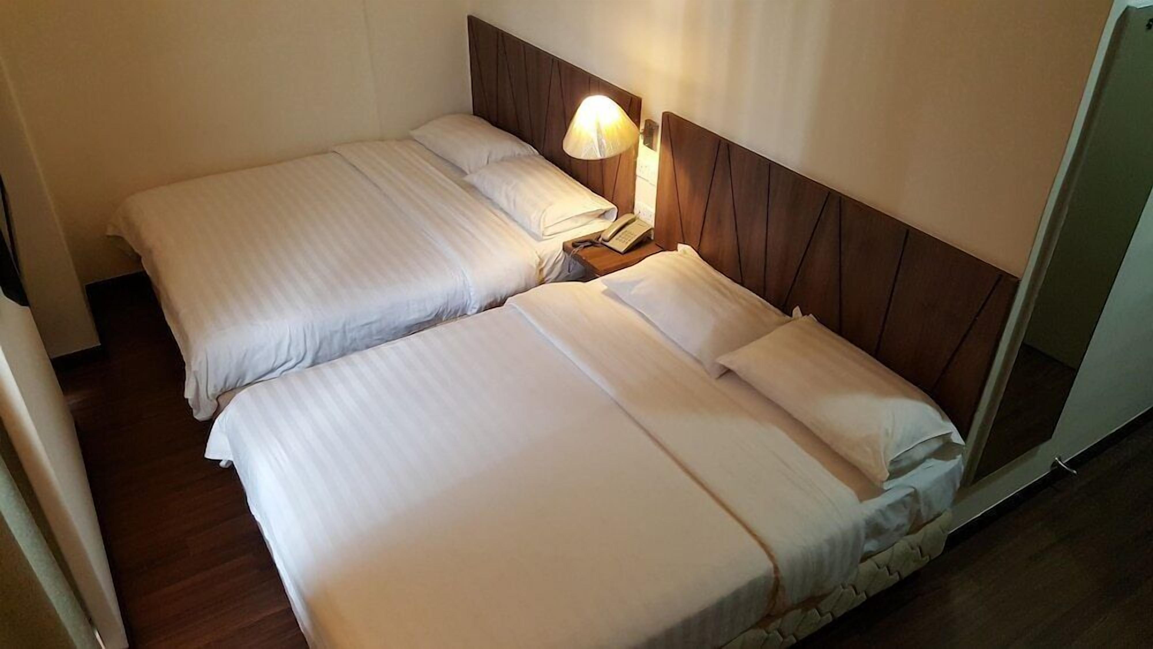Escritorio, tabla de planchar con plancha, wifi gratis y ropa de cama 