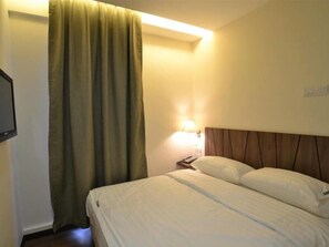 Queen Window | Desk, iron/ironing board, free WiFi, bed sheets - 9 Square Hotel - Kota Damansara (Petaling Jaya)