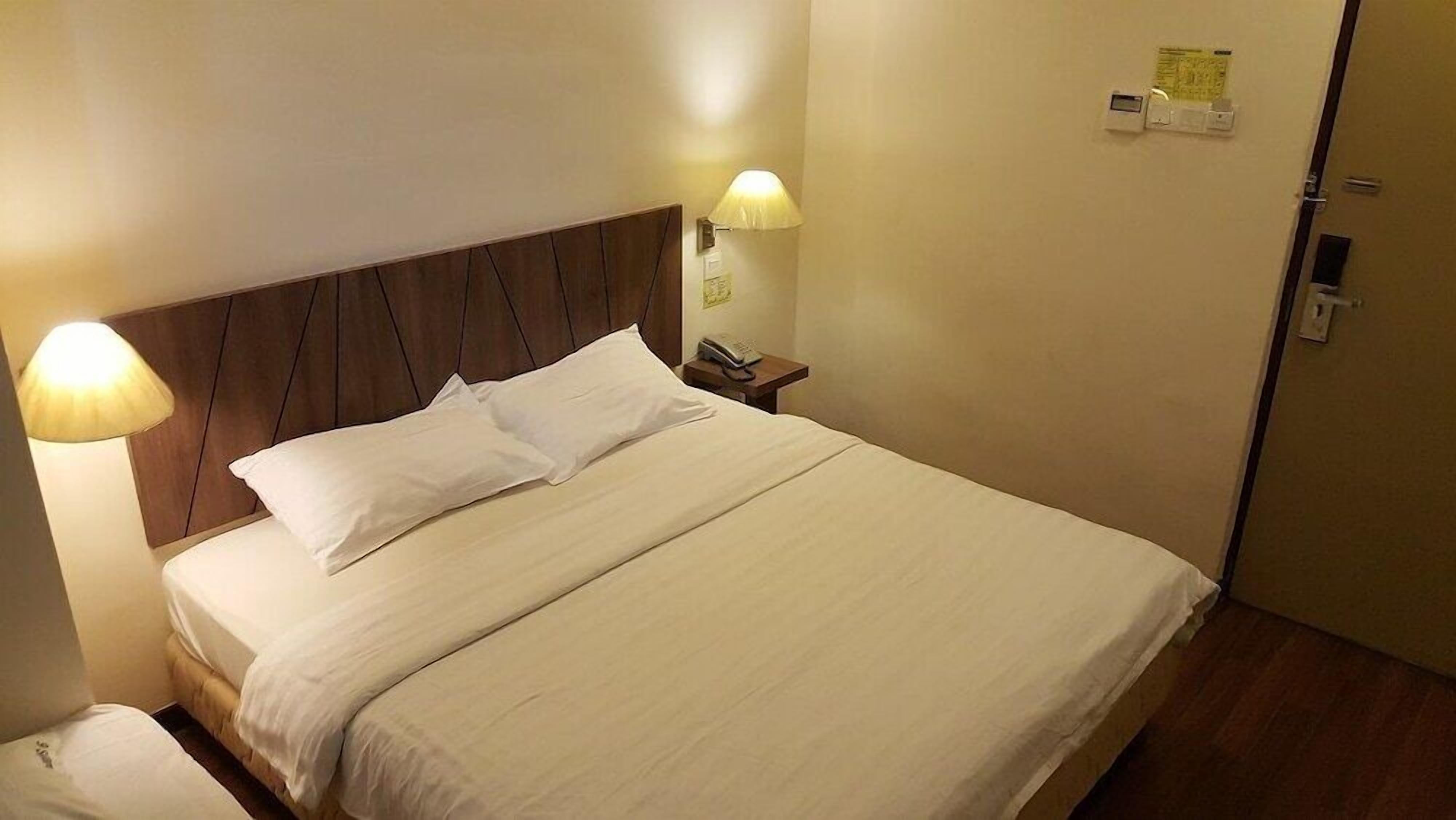 Escritorio, tabla de planchar con plancha, wifi gratis y ropa de cama 