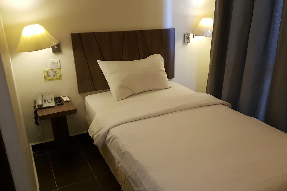 Habitación individual | Escritorio, tabla de planchar con plancha, wifi gratis y ropa de cama
