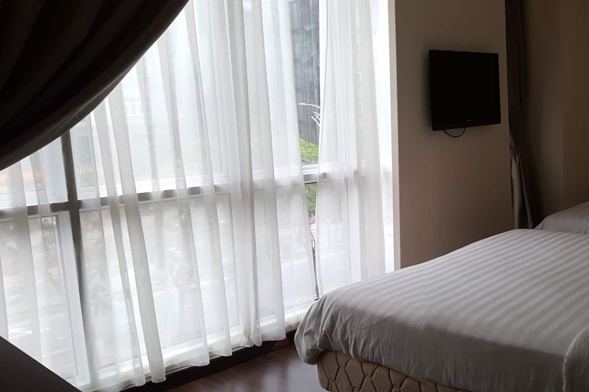 Habitación familiar | Escritorio, tabla de planchar con plancha, wifi gratis y ropa de cama