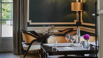 Petit déjeuner, déjeuner et dîner servis sur place