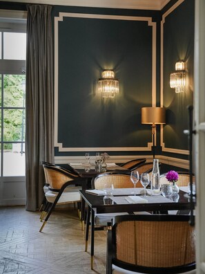 Breakfast, lunch and dinner served  - Château Saint Pierre de Serjac (Puissalicon)