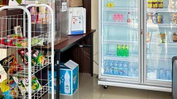 Se sirven desayunos, almuerzos y cenas; cocina indonesia