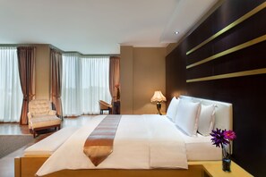 Suite | Minibar, in-room safe, desk, blackout drapes - Sahati Hotel (Jakarta)