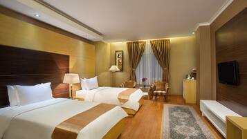 Deluxe Twin Room | Minibar, in-room safe, desk, blackout drapes