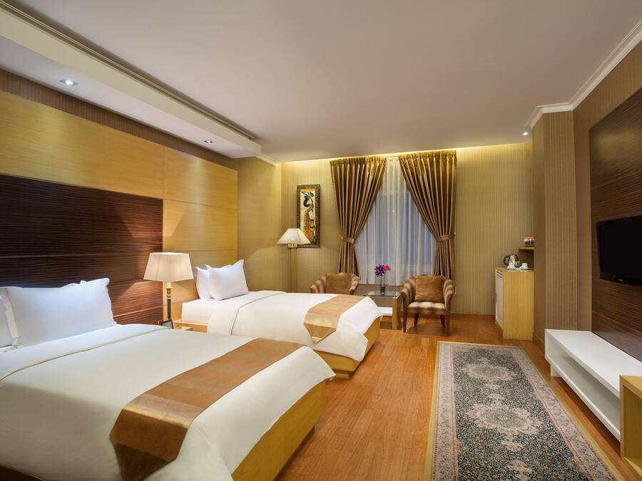 Deluxe Twin Room | Minibar, in-room safe, desk, blackout drapes