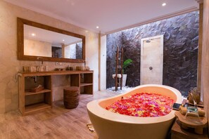 Separate bathtub and shower, slippers, bidet, towels - Atman Villas (Ubud)
