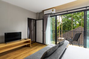 En 32-tommers Flatskjerm-TV med kabel-kanaler samt TV