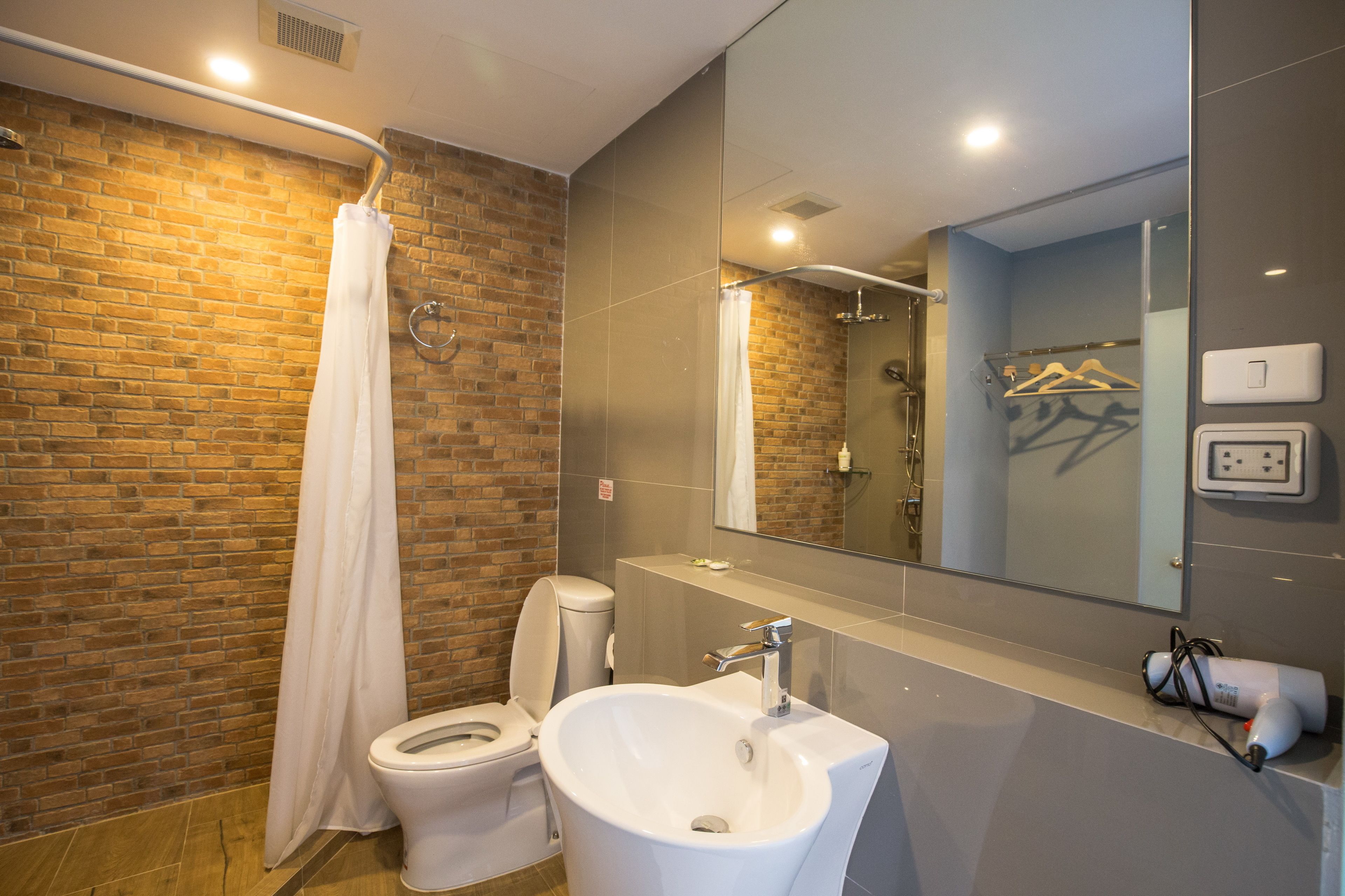 shower, free toiletries, hair dryer, bidet