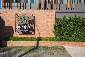 A brick wall with a sign that reads "Sa ngob CALMLY OF HARMONY".