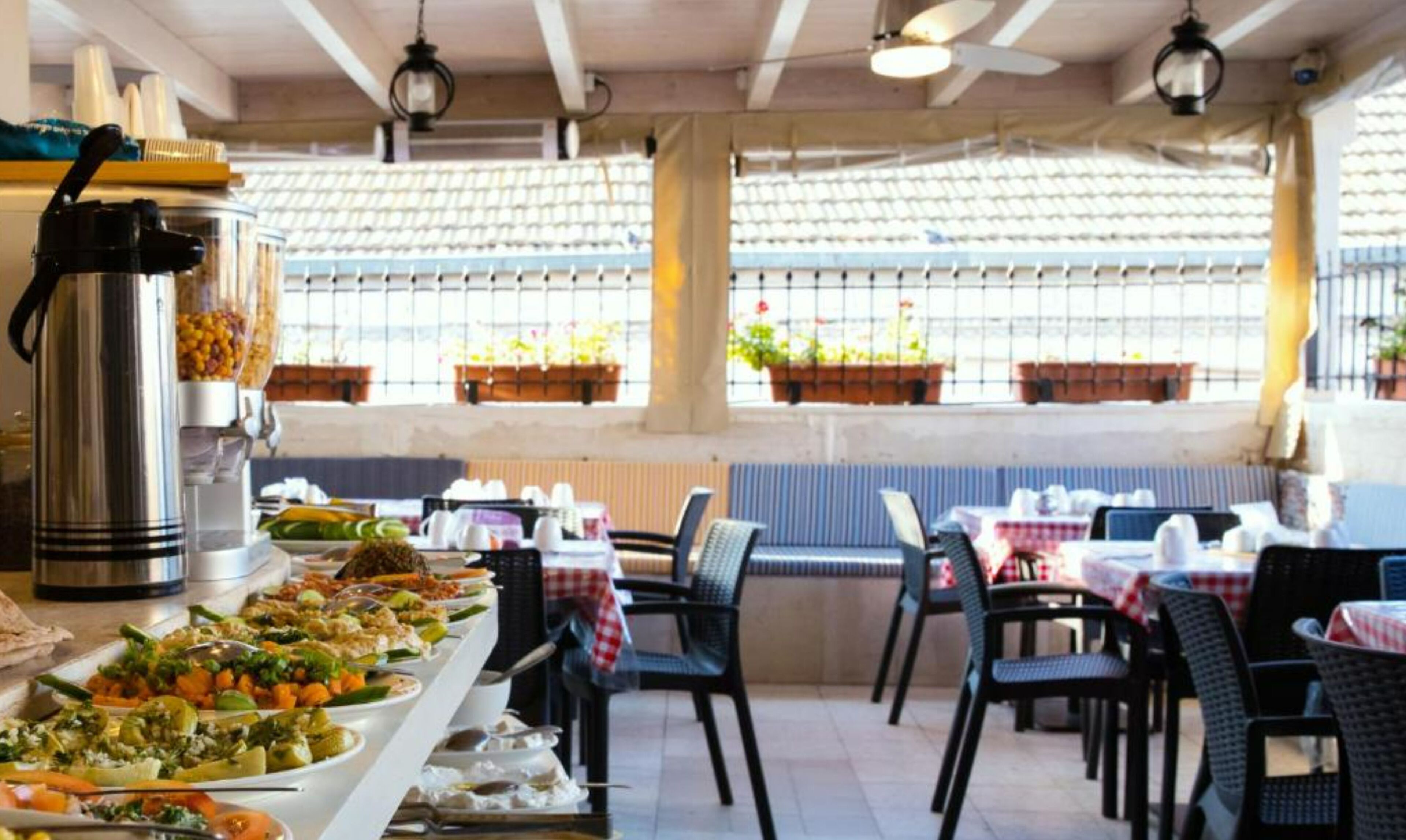 Desayuno completo gratuito y diario