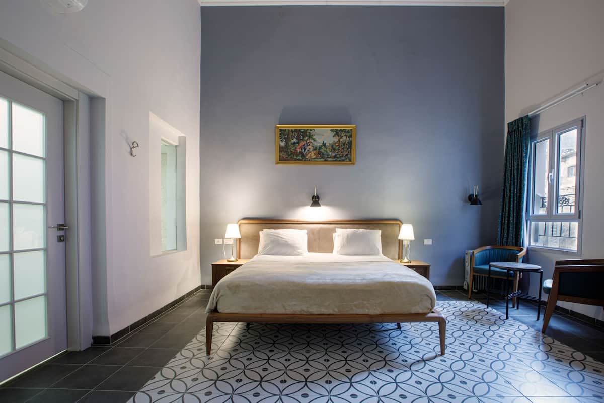 Samir's Suite Room | 高档床上用品、迷你吧、遮光窗帘、熨斗/熨衣板