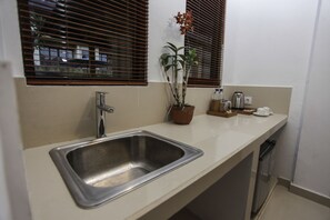 Suite (with Kitchen) | Minibar, in-room safe, desk, blackout drapes - Jati Cottage (Ubud)