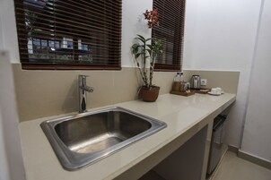 Minibar, caja de seguridad en la habitación y escritorio 