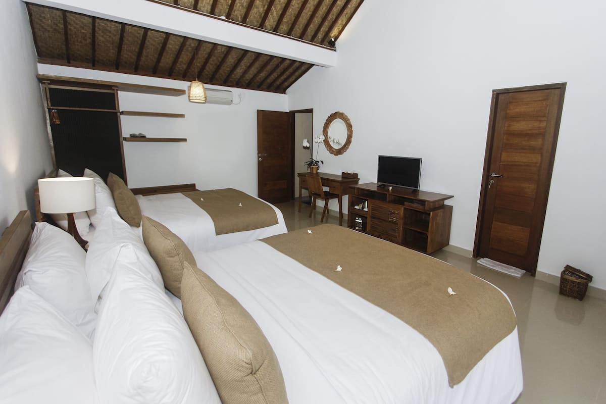 Suite familiar | Minibar, caja fuerte, escritorio y cortinas opacas
