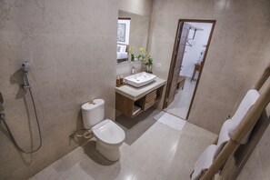 Habitación superior | Baño | Ducha, artículos de higiene personal gratuitos, zapatillas y toallas