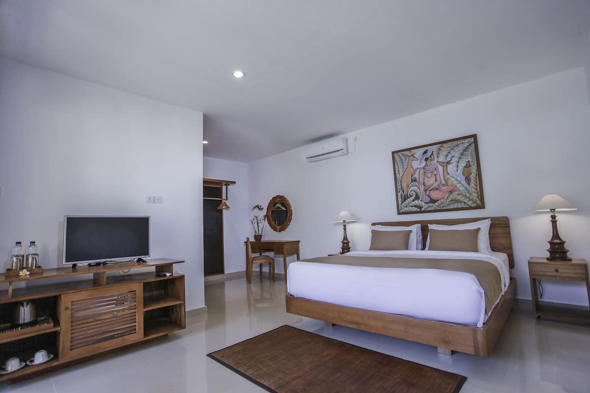 Minibar, brankas, meja kerja, dan tirai kedap cahaya