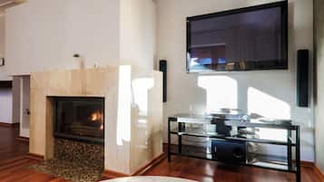 Superior Apartment, 1 Bedroom, Mountain View | 1 bedroom, premium bedding, iron/ironing board, free WiFi