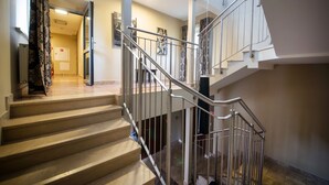 Un escalier avec des rampes en métal menant à l’étage supérieur.