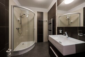 Apartamento conforto, 1 quarto, vista para a montanha | Banheiro | Produtos de toalete grátis, secador de cabelo, toalhas de banho 