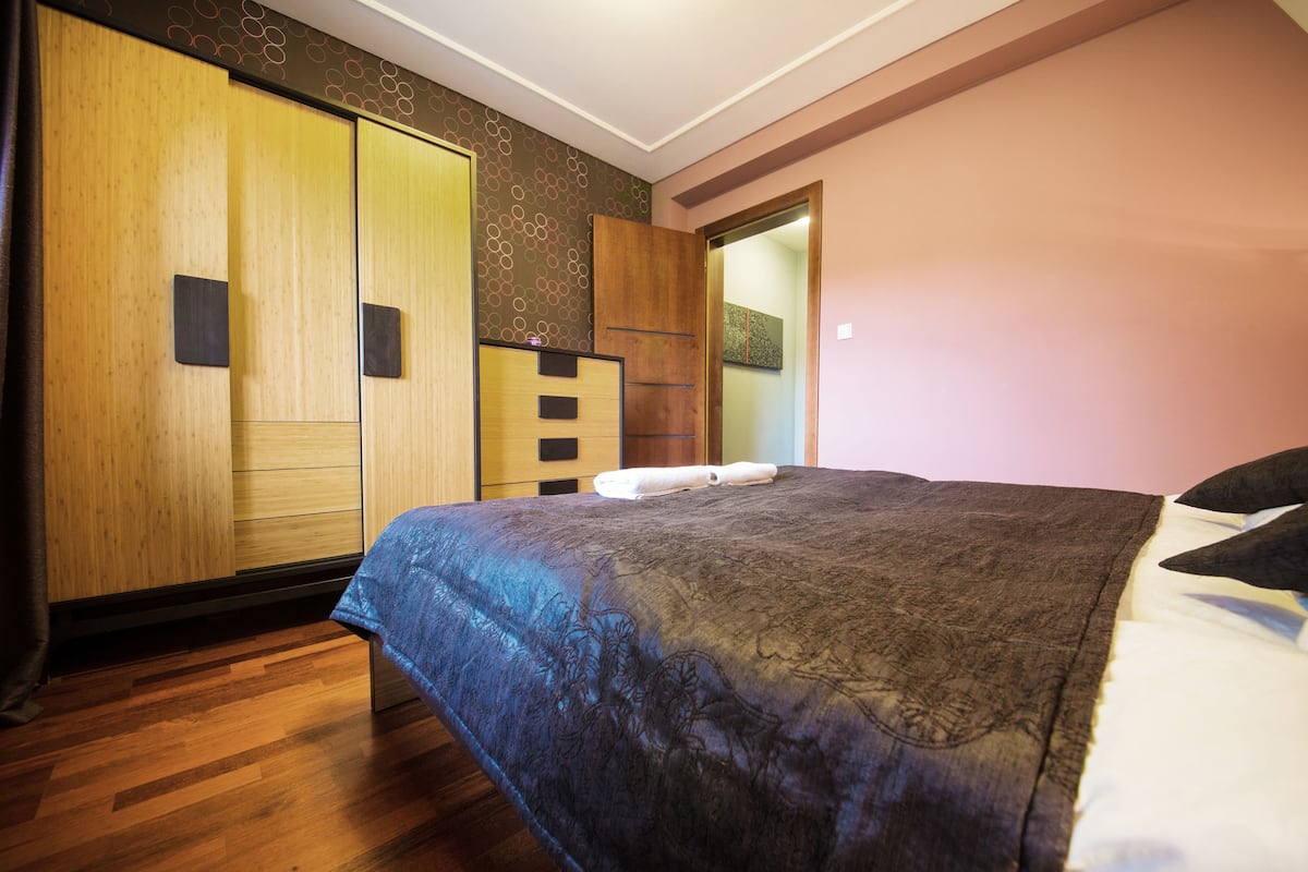1 bedroom, premium bedding, iron/ironing board, free WiFi
