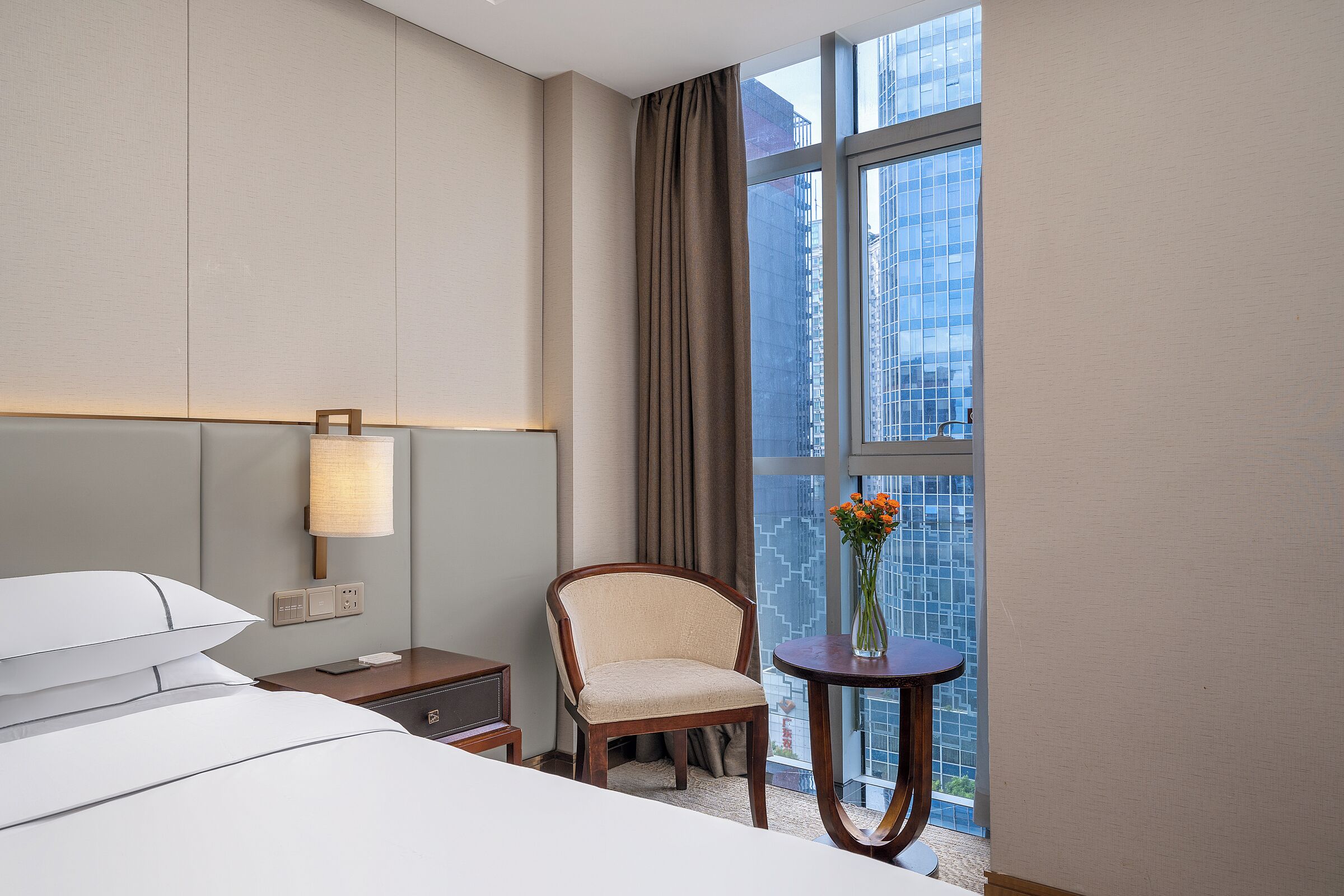 高級大床房 1 張 1.8 米床 | 羽絨被、迷你吧贈品、書桌、遮光窗簾/窗簾