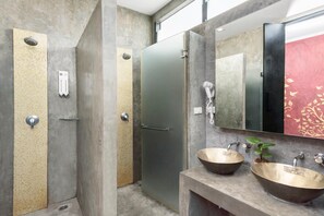 Dusche, kostenlose Toilettenartikel, Handtücher