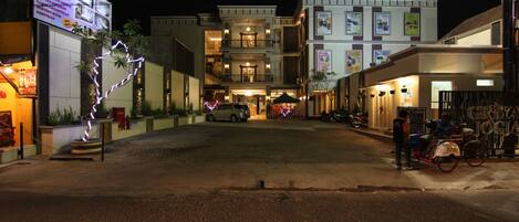 Voorkant accommodatie - avond/nacht