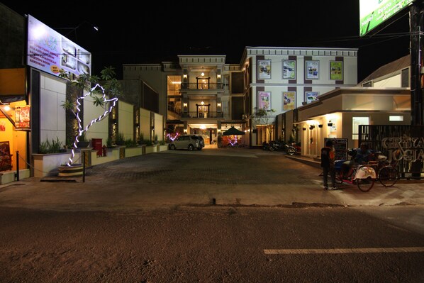 Depan hartanah - siang/malam