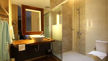 Deluxe Double or Twin Room | Bathroom | Shower, free toiletries, towels
