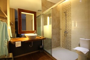 Deluxe Double or Twin Room | Bilik Mandi | Pancuran mandi, kelengkapan dandanan diri percuma, tuala disediakan 