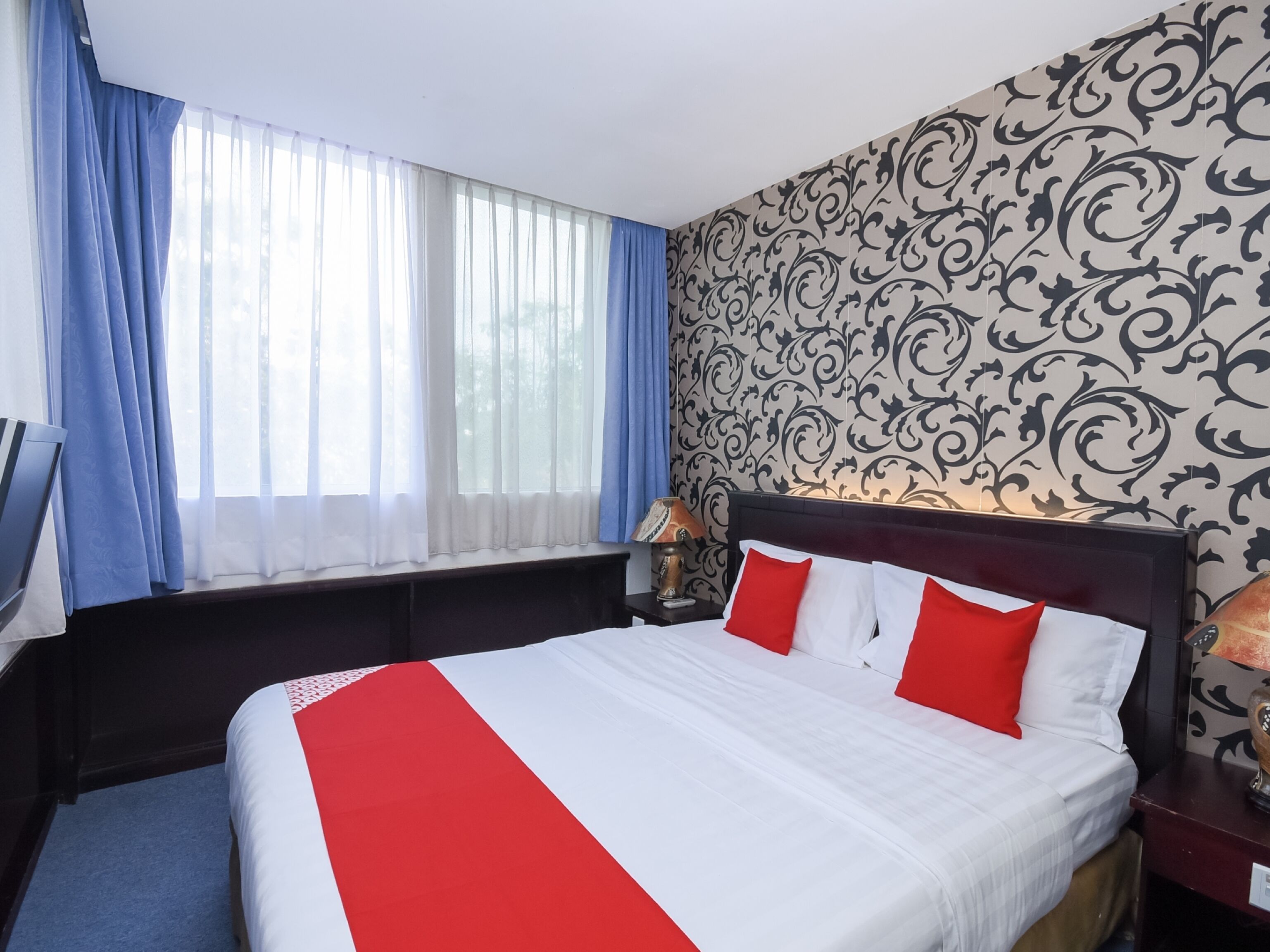 deluxe double room | desk, free wifi, bed sheets