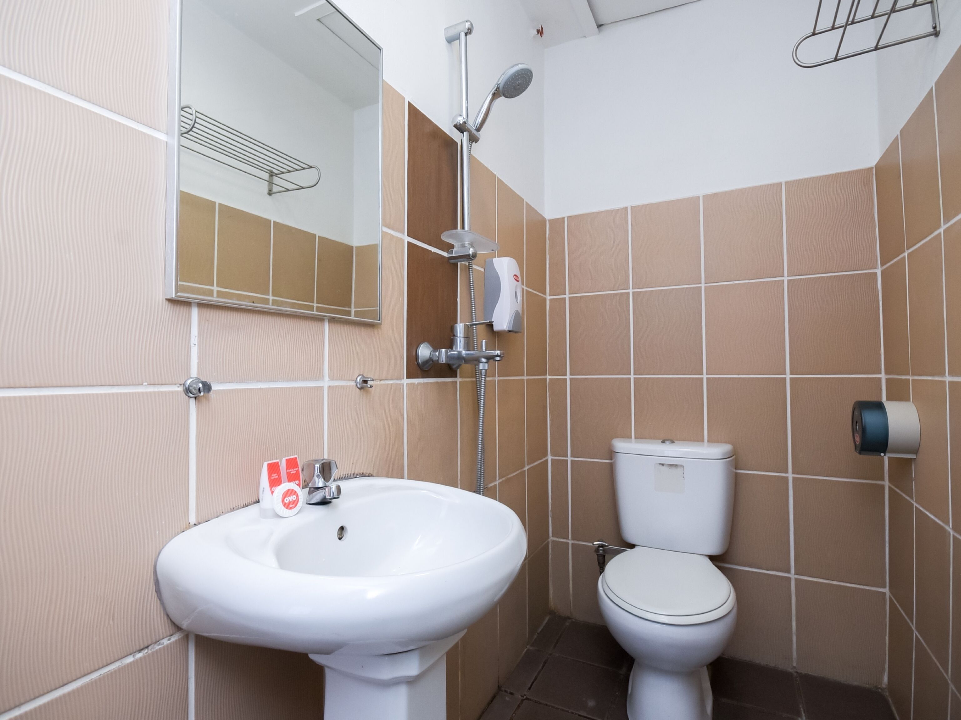 shower, rainfall showerhead, free toiletries, bidet