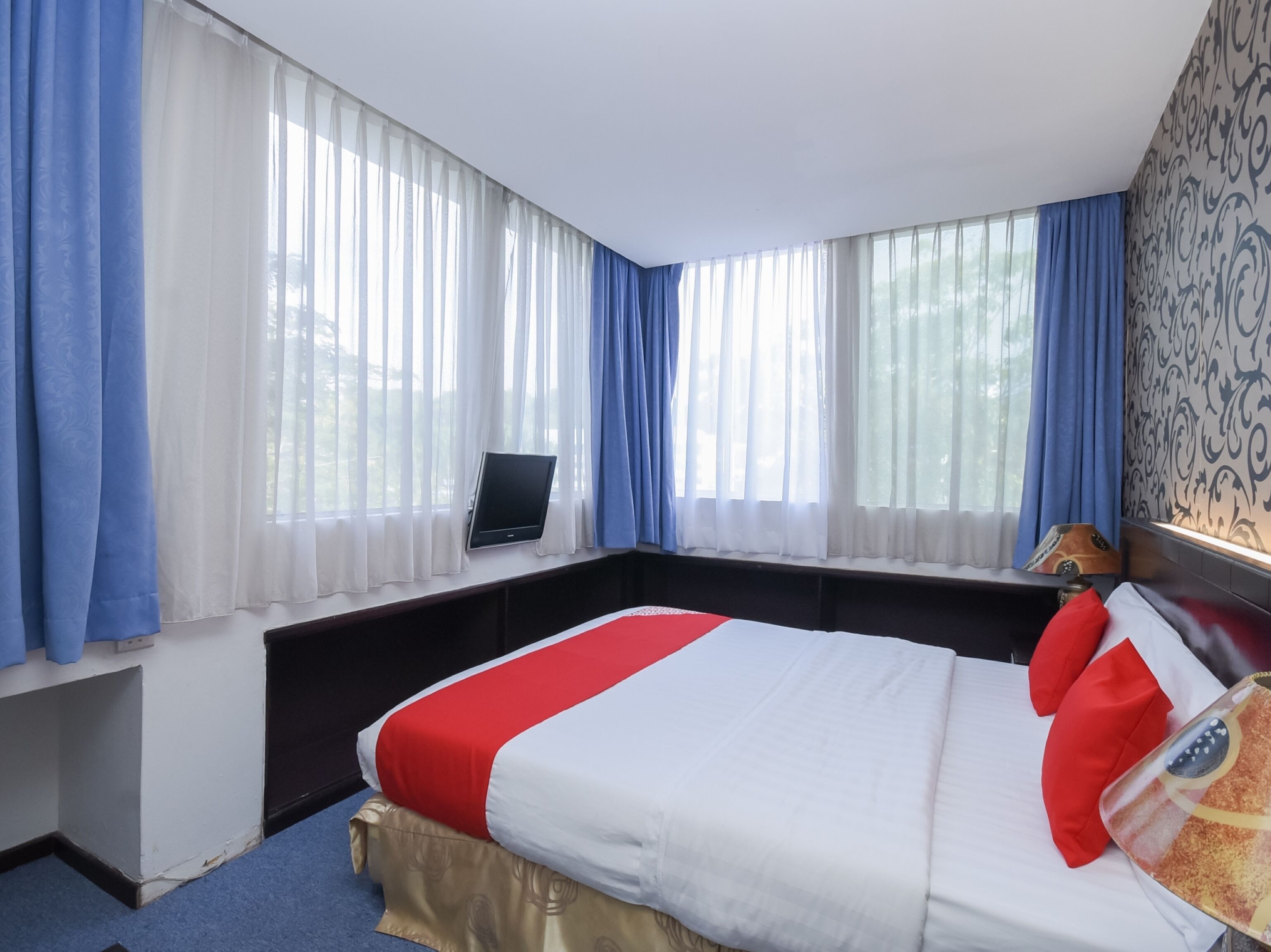 deluxe double room | desk, free wifi, bed sheets