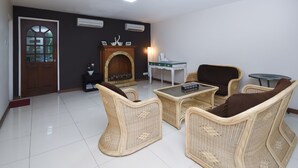 Lobby sitting area - City Home Stay (Miri)