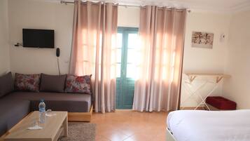 Chambre Confort Double ou avec lits jumeaux, 1 trĂšs grand lit, vue piscine | DĂ©tail de lâintĂ©rieur