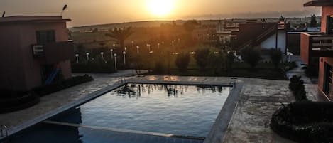 Una piscina al aire libre