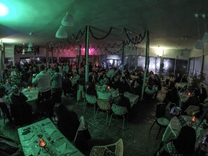 Déjeuner, dîner et souper servis sur place
