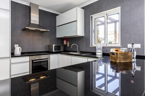 Familie villa, 2 slaapkamers | Gedeelde keukenfaciliteiten | Een koelkast, een microgolfoven, een oven, een kookplaat