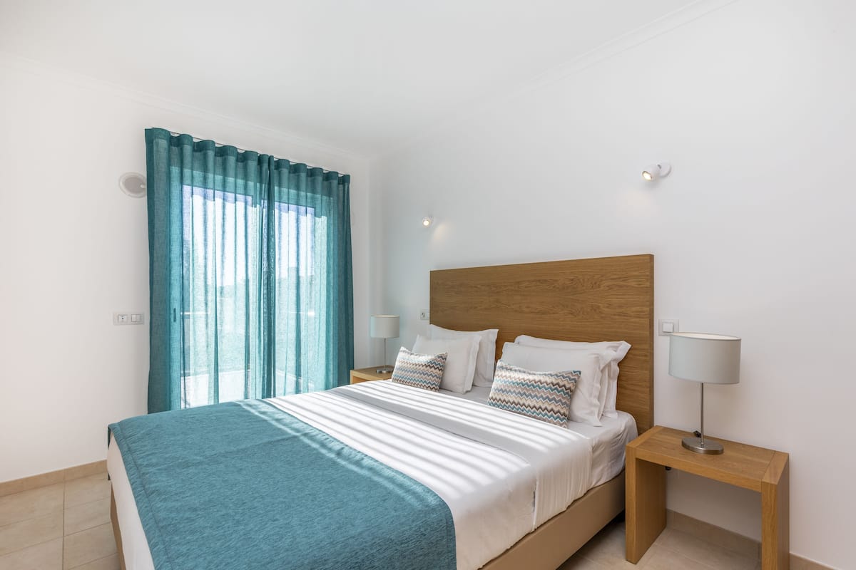 2 bedrooms, in-room safe, desk, iron/ironing board