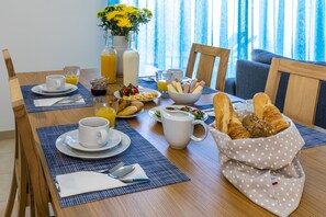 Dagelijks continentaal ontbijt (EUR 15 per persoon)