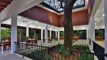 2 restaurants, breakfast served