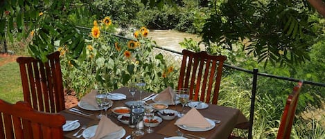 2 restaurants, breakfast served