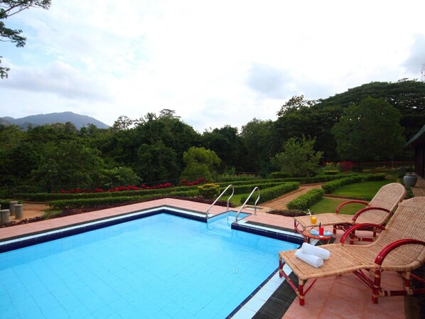 Outdoor pool, sun loungers - Grand & Gangula (Dambulla)