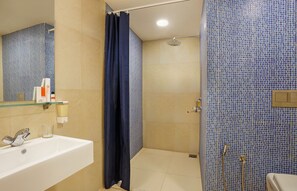 Douche, douche à « effet pluie », articles de toilette gratuits