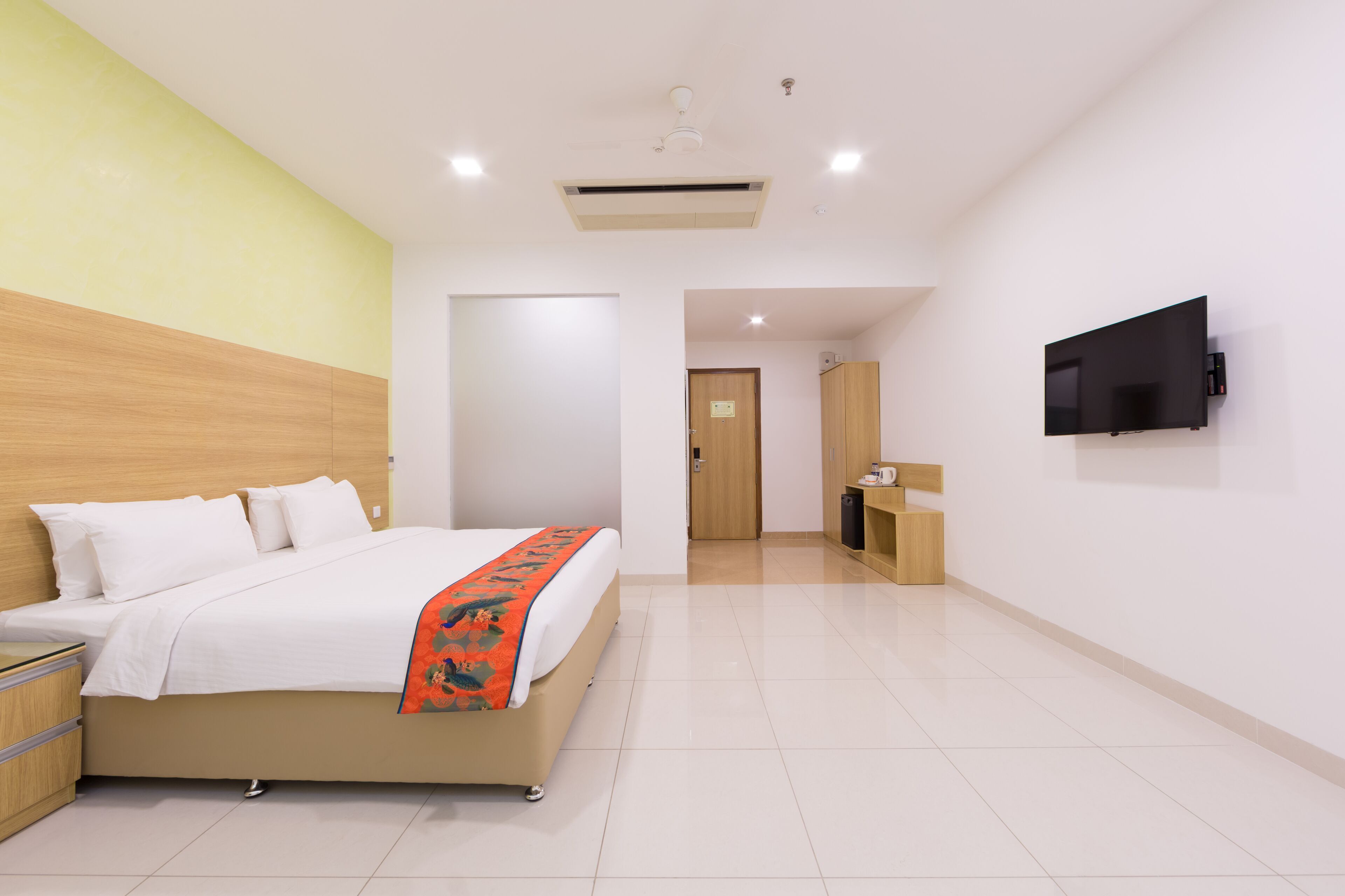 客房内保险箱、办公桌、隔音、熨斗/熨板